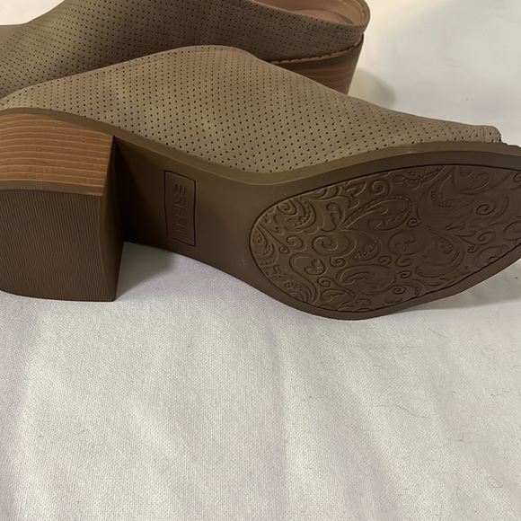 Esprit 2.5-3 inch Block Open Toe Mule - Picture 2 of 4